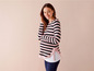 Ciążowa bluzka w paski z ozdobną kokardką.