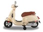 Kremowy skuter Vespa dla dzieci.