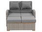 Szara rattanowa sofa z poduszkami.