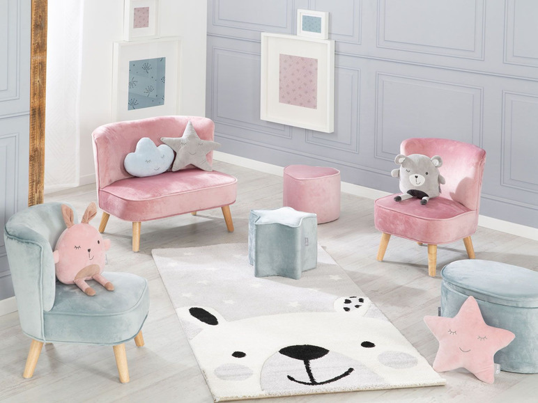 Różowa mini sofa i fotel dla dzieci z poduszkami w kształcie gwiazdki i chmurki.