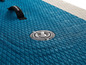 Niebieska deska do paddleboardingu z uchwytem i zaworem.