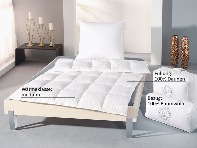 Biała kołdra puchowa z bawełnianą poszewką, prezentowana na łóżku.