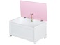 Białe drewniane pudełko na zabawki z różową pokrywą