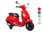 Czerwony elektryczny skuter Vespa dla dzieci z kółkami bocznymi.