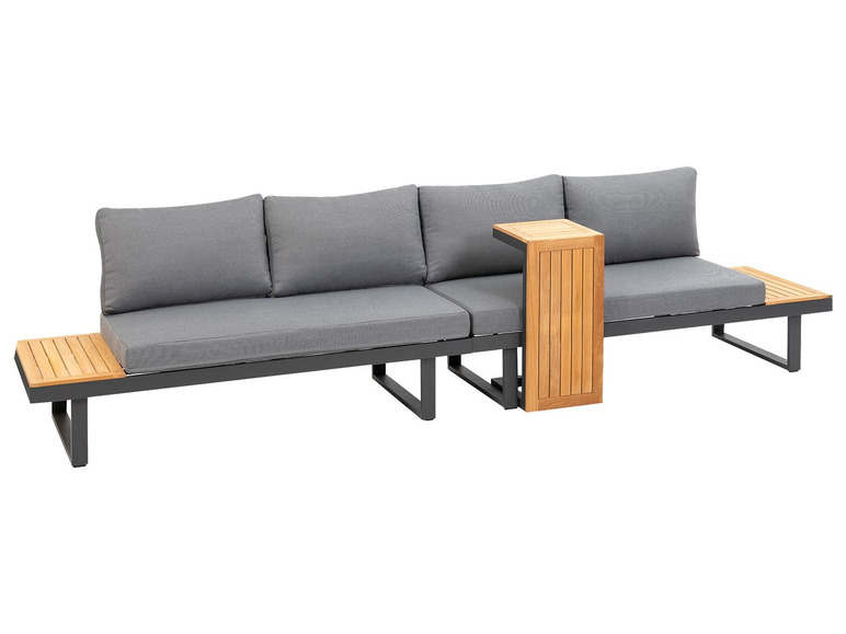Szara modułowa sofa z drewnianymi stolikami.