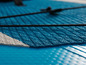 Faktura niebieskiej, pompowanej deski do paddleboardingu z białym fragmentem.