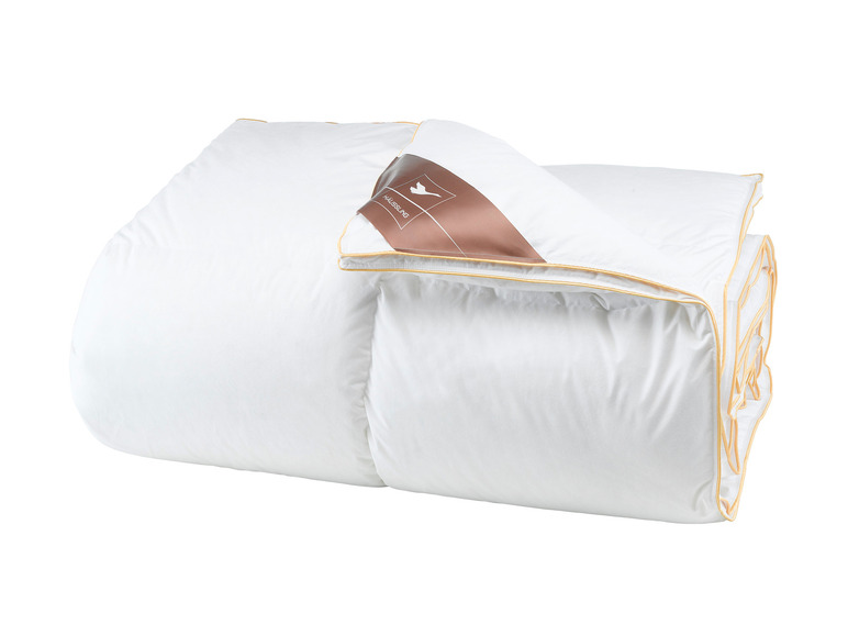 Biała kołdra z żółtą lamówką, marki Häussling.