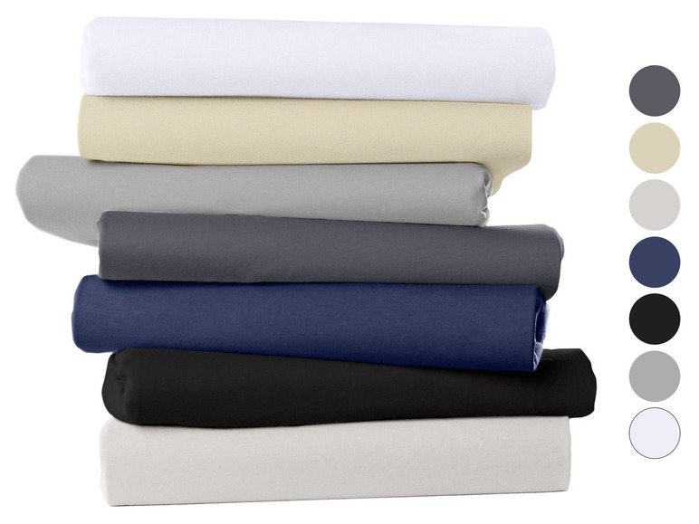 Stosik prześcieradeł w różnych kolorach.