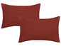 Dwie poszewki na poduszki w kolorze ciemnej czerwieni.