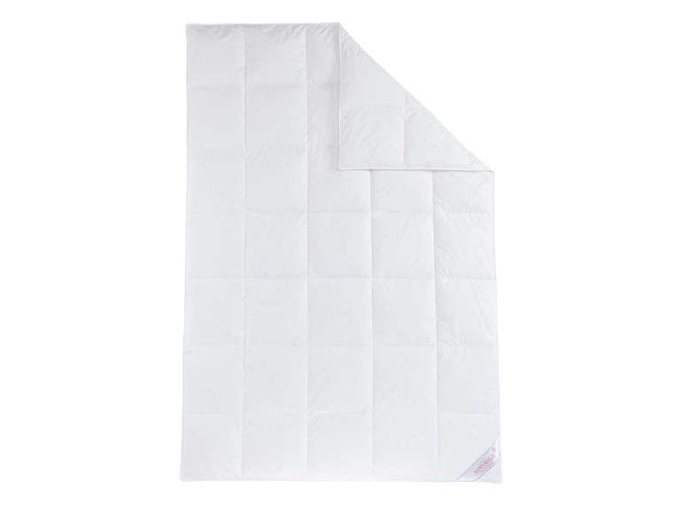 Biała kołdra puchowa marki 'Sannwald'.