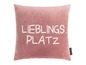 Różowa poduszka z napisem 'Lieblingsplatz' marki Magma.