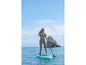 Kobieta wiosłuje na pompowanej desce do paddleboardingu Aqua Marina.