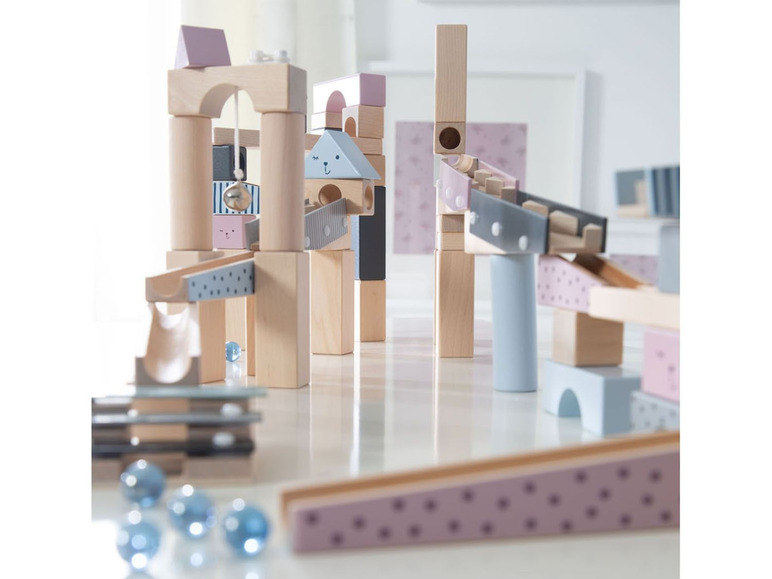 Drewniane klocki z rampami i rolkami do toru dla kulek.