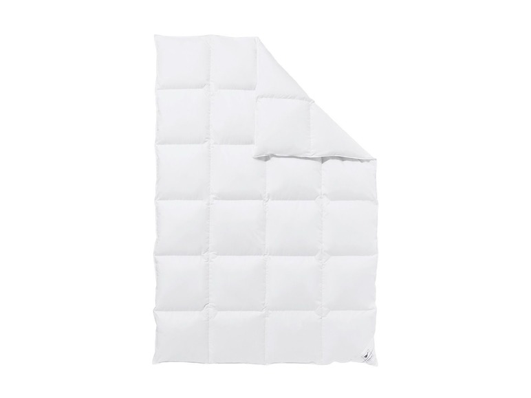 Biała puchowa kołdra z pikowanym wzorem.