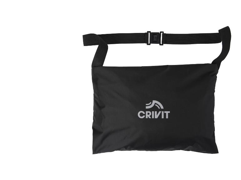 Czarna torba sportowa Crivit z regulowanym paskiem.
