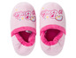 Różowe kapcie z logo Barbie.