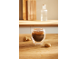 Espresso w szklance do espresso z ciasteczkami na drewnianym stole.