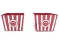 Dwa czerwone pojemniki na popcorn w białe paski.