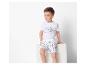 Letni zestaw dla chłopca: biała koszulka i szorty z plażowymi wzorami.