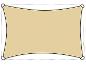 Prostokątny beżowy żagiel przeciwsłoneczny z zakrzywionymi krawędziami i pierścieniami mocującymi.