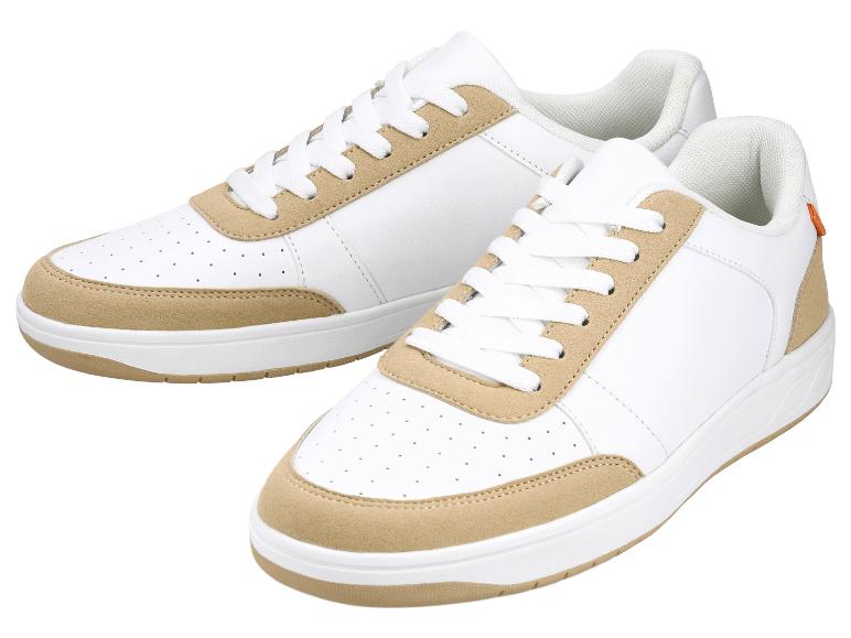 Białe sneakersy z beżowymi zamszowymi detalami i białymi sznurówkami.