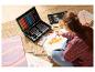 Kobieta maluje kompletnym zestawem artystycznym, zawierającym kredki, farby i pastele.