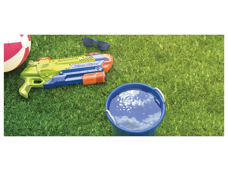 Pistolet na wodę, piłka plażowa, okulary przeciwsłoneczne i wiadro wody na trawie.