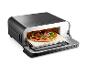 Czarny piec do pizzy ze świeżą pizzą na kamieniu, gotową do upieczenia.