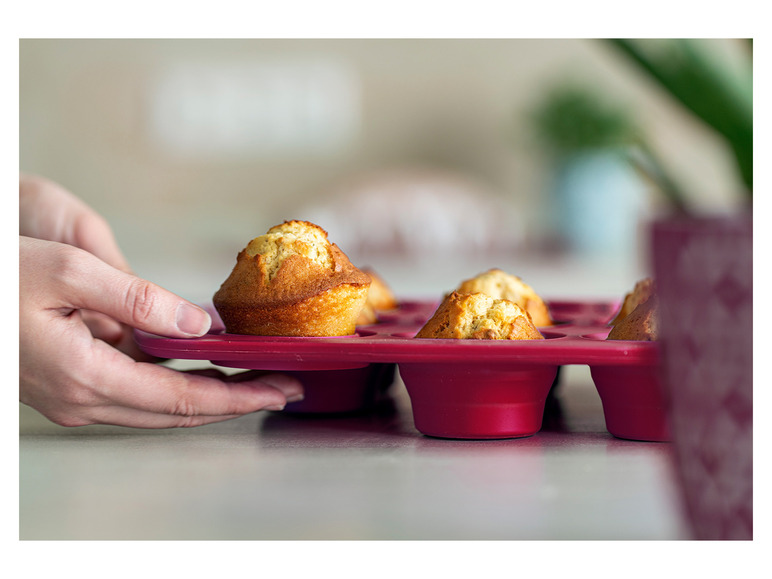 Muffiny w różowej silikonowej formie do pieczenia.