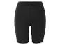 Czarne, gładkie spodenki kolarskie.