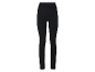 Czarne legginsy.