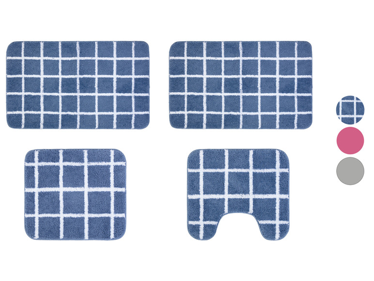 Cztery dywaniki łazienkowe w kratkę w kolorze niebieskim i białym.