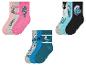 Trzy pary skarpetek ze Smurfami w różnych kolorach i wzorach.
