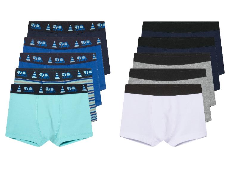 Zestaw bokserek chłopięcych: wzory z samochodami i jednolite kolory.