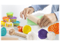 Dziecko bawi się plasteliną Play-Doh i narzędziami.