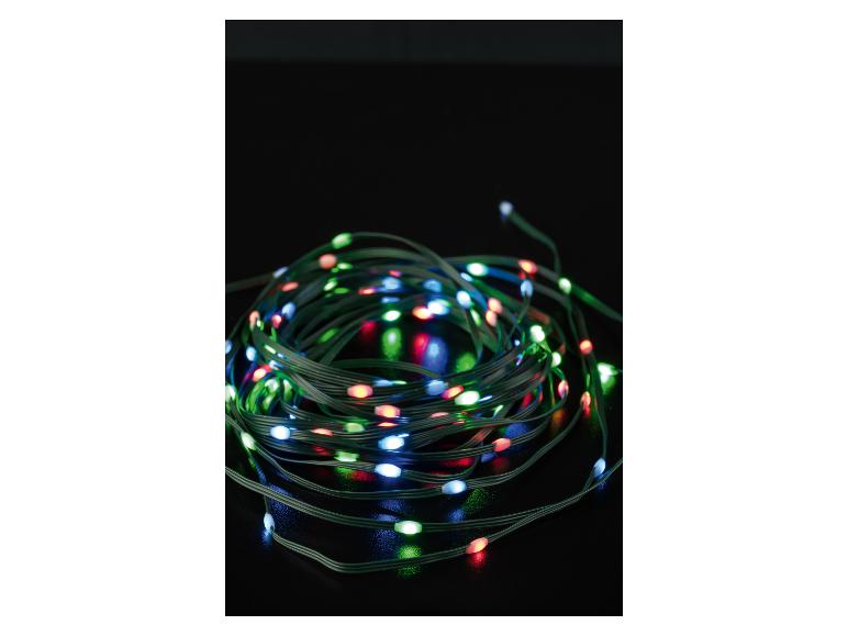 Wielokolorowe lampki LED zwinięte na czarnym tle