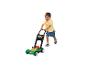 Szczęśliwy chłopiec bawi się zieloną zabawką kosiarką Little Tikes.