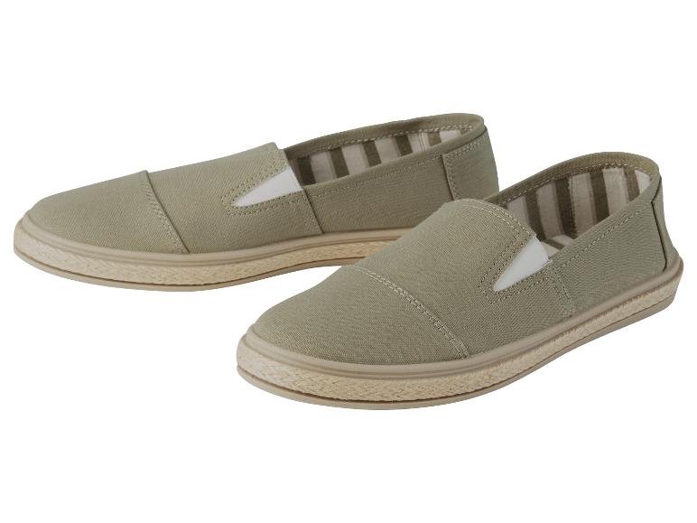 Beżowe espadryle z płótna: płaskie buty na co dzień.