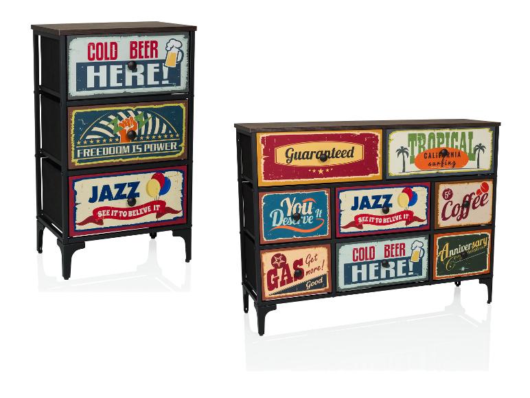 Komody z szufladami w stylu retro z napisami takimi jak „Cold Beer Here” i „Jazz”.