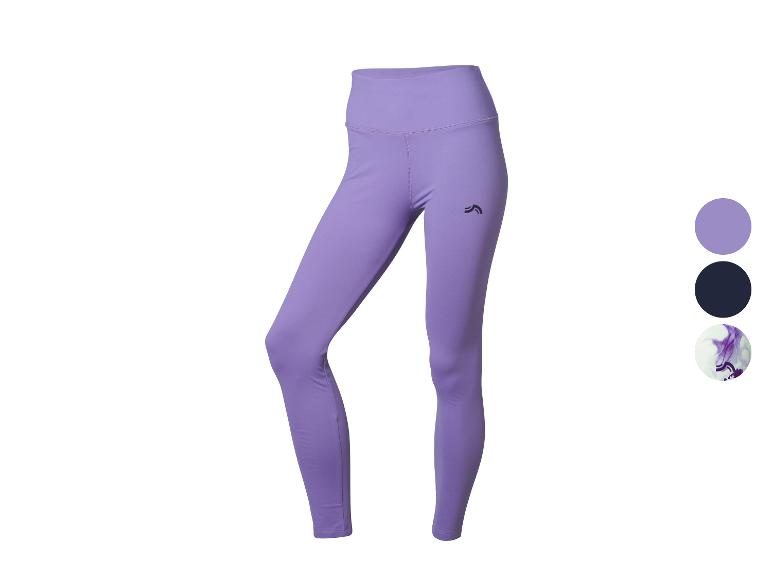 Damskie fioletowe legginsy z czarnym logo na prawym udzie i paletą kolorów.
