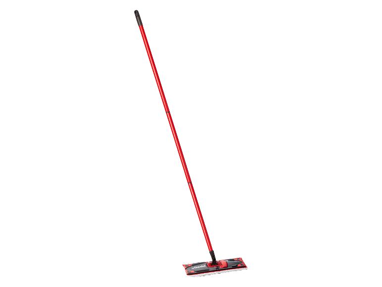 Czerwony mop natryskowy Vileda z nakładką z mikrofibry.