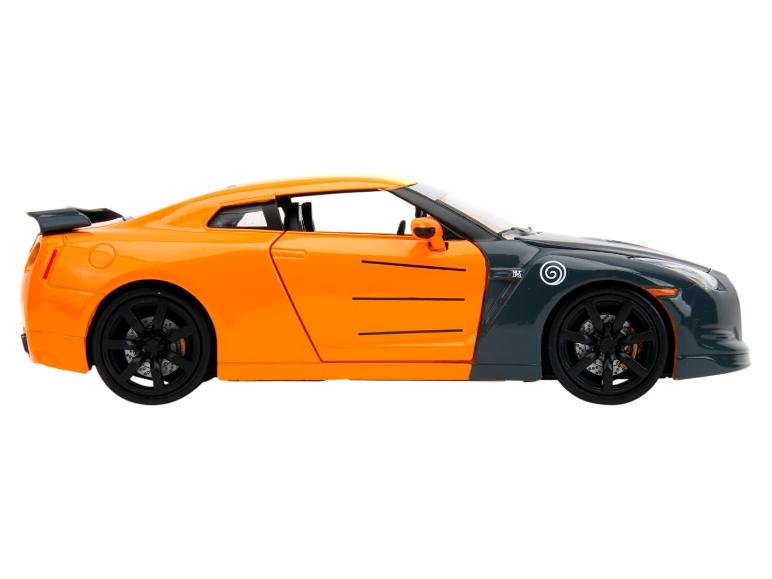 Pomarańczowy model Nissana GT-R z czarnym spojlerem.