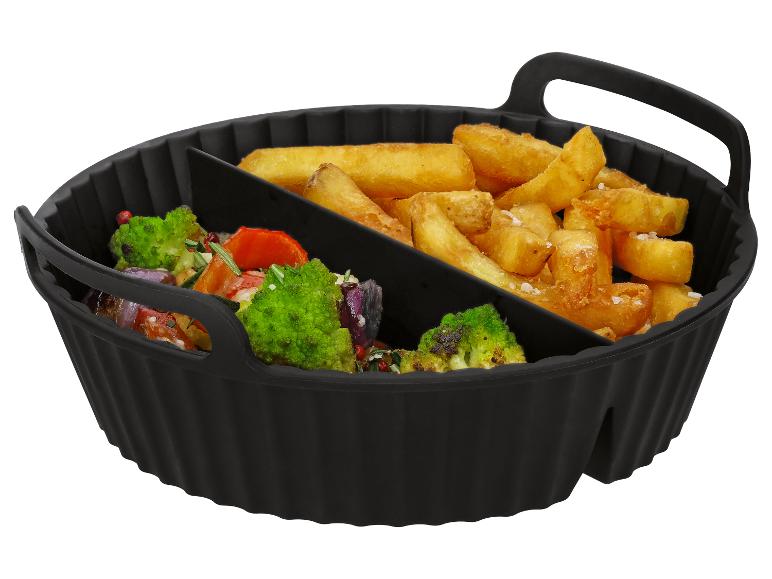 Frytki i pieczone warzywa w czarnej silikonowej tacce z przegródką.