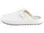 Białe skórzane klapki z klamrą.