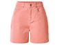 Damskie szorty w kolorze brzoskwiniowym z kieszeniami i metalowym guzikiem.
