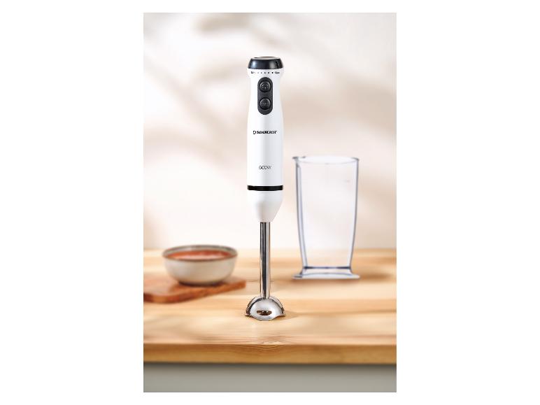 Blender ręczny SilverCrest 600 W na drewnianej powierzchni.