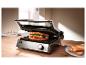 Sandwich maker i toster z przygotowanym kanapką.