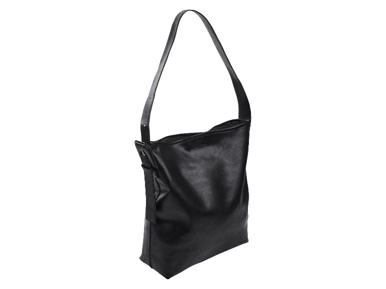 Czarna skórzana torba na ramię.