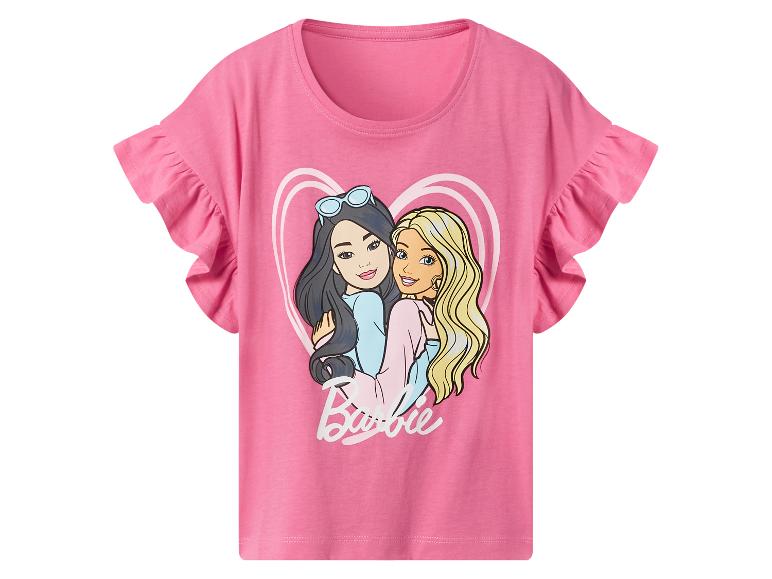 Różowa koszulka z falbankami, z nadrukiem Barbie przedstawiającym dwie dziewczynki i napisem „Barbie”.