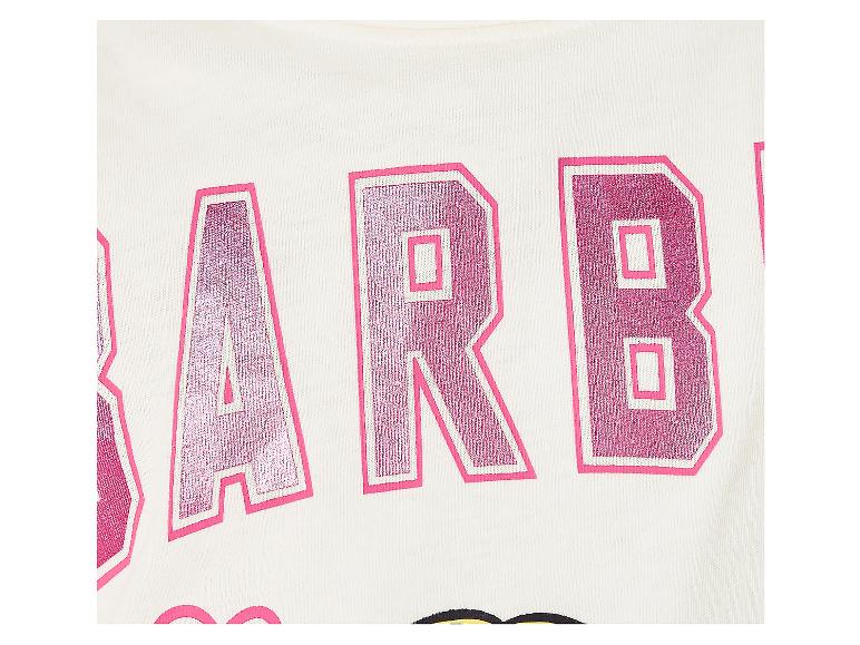 Szczegół różowego, brokatowego napisu „BARBIE” na białej koszulce.